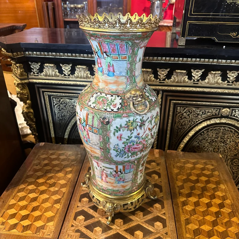 Chinese Famille Rose vase in glazed porcelain with court scenes, bronze base, 19th century