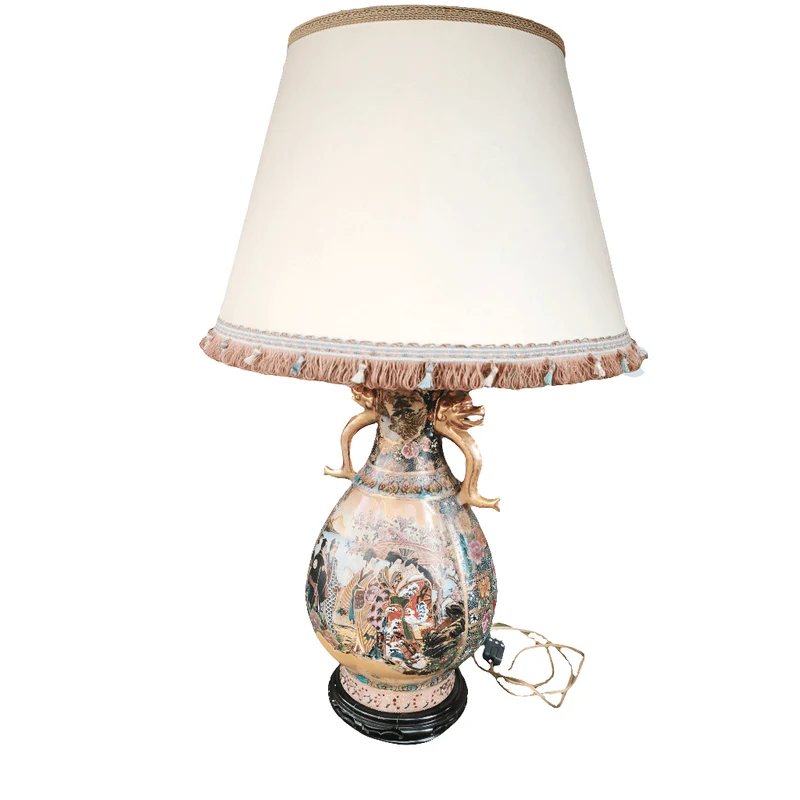 Satsuma-style Chinese lamp with a gold and floral design base