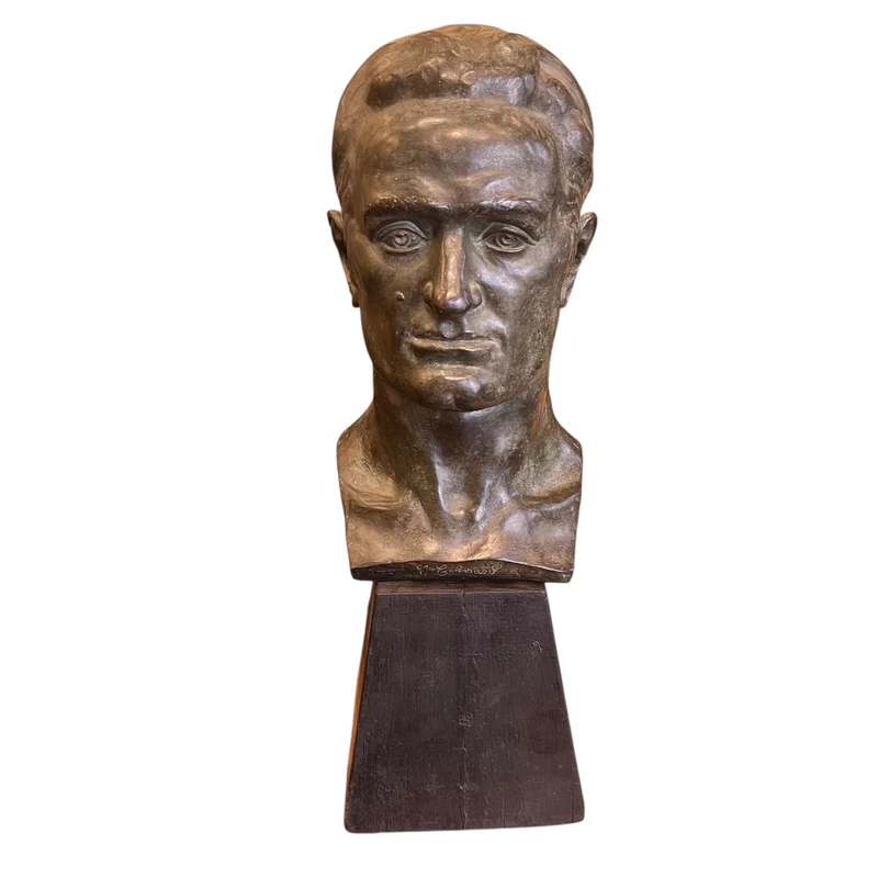 Male bronze bust signed Rómulo Tonti on a wooden base