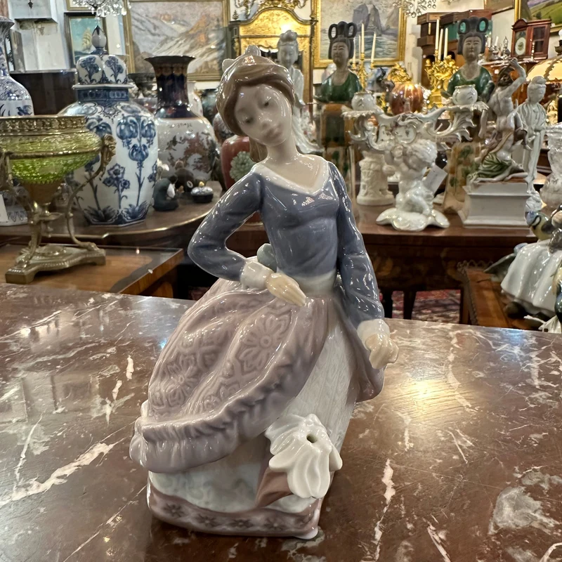 Spanish Lladró porcelain figurine 'Lady holding a parasol and Evita'
