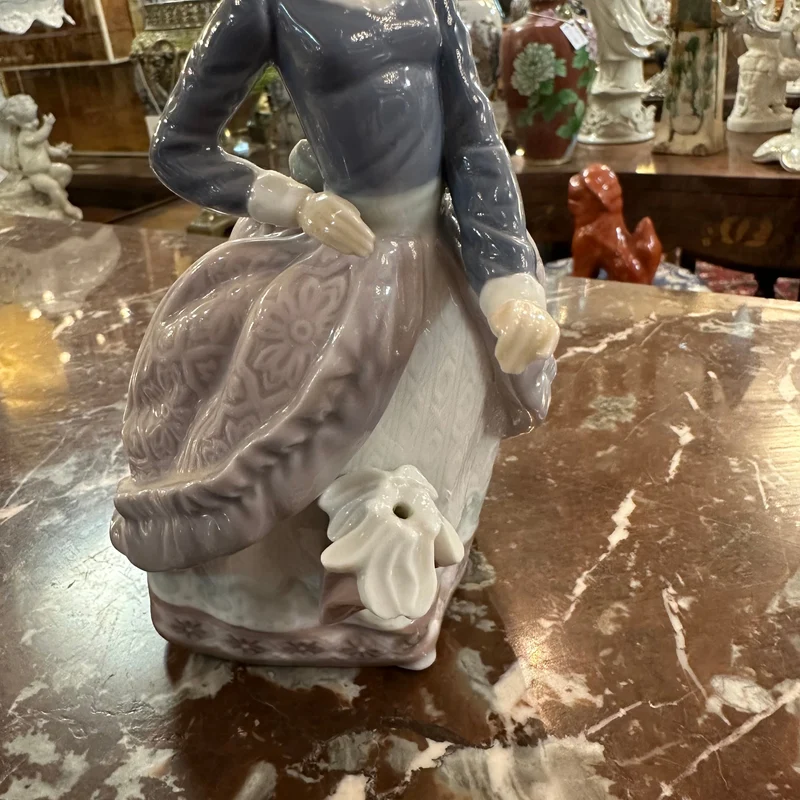 Spanish Lladró porcelain figurine 'Lady holding a parasol and Evita'