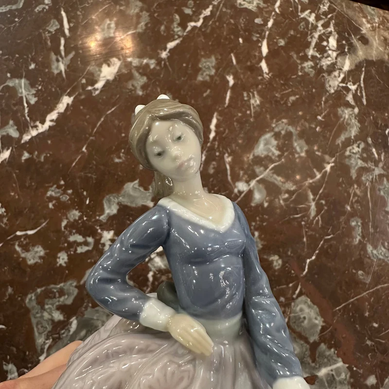 Spanish Lladró porcelain figurine 'Lady holding a parasol and Evita'