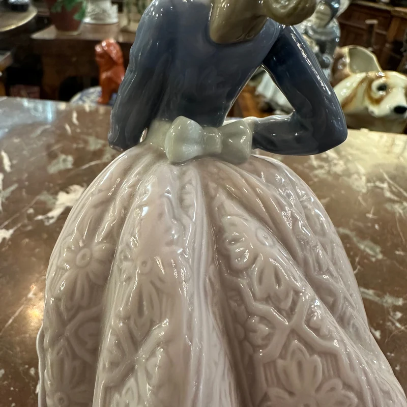 Spanish Lladró porcelain figurine 'Lady holding a parasol and Evita'