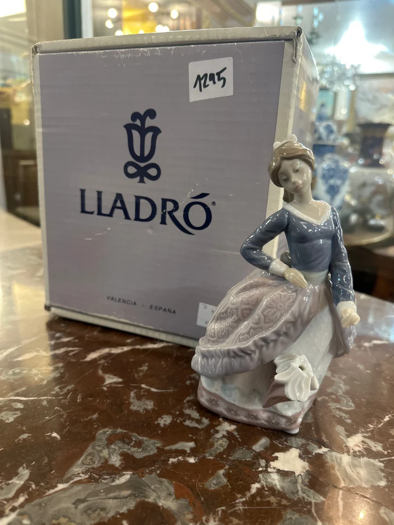Spanish Lladró porcelain figurine 'Lady holding a parasol and Evita'