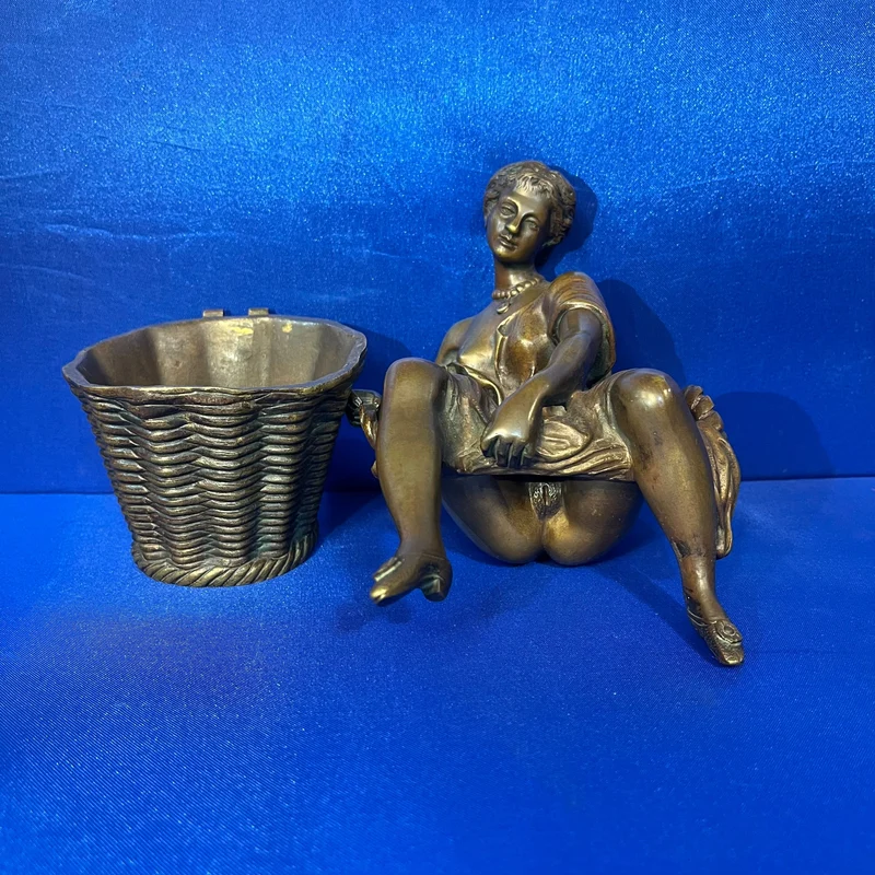 Bronze figure and box 'The Immodest Washerwoman' attributed to Charles Bory (1788-1856)