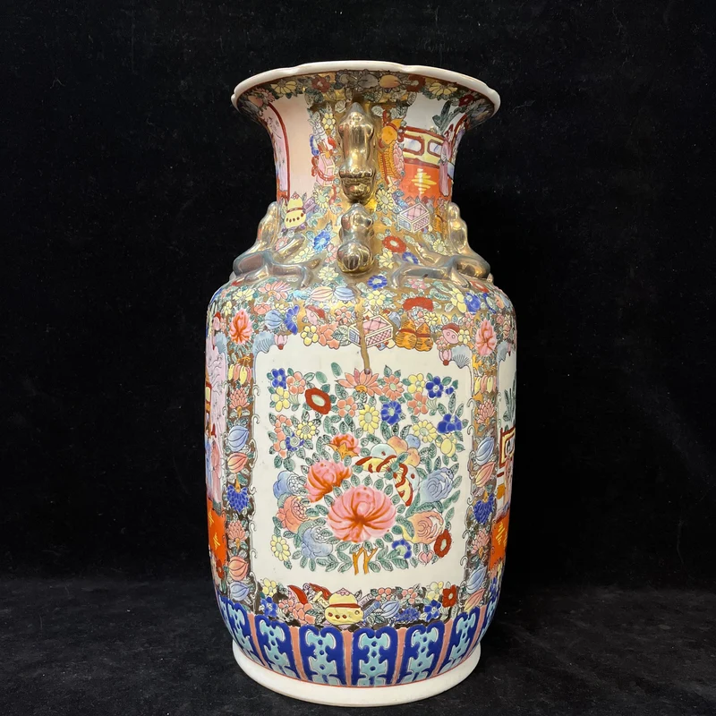 Large Chinese porcelain vase with a 'noble family' scene
