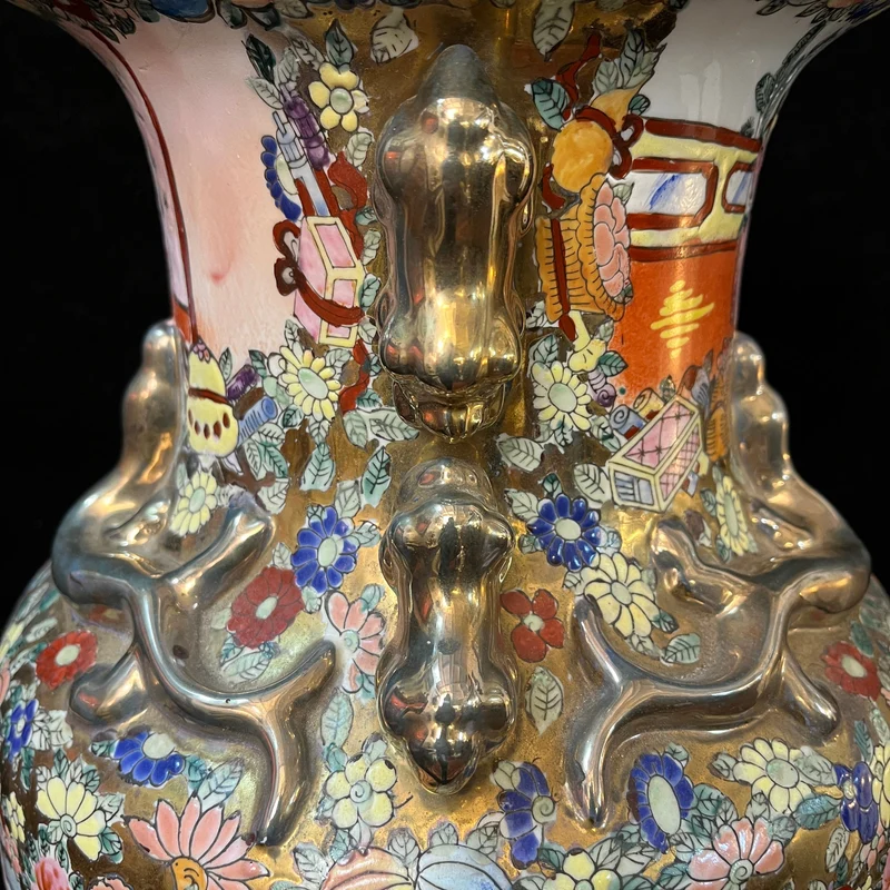Large Chinese porcelain vase with a 'noble family' scene