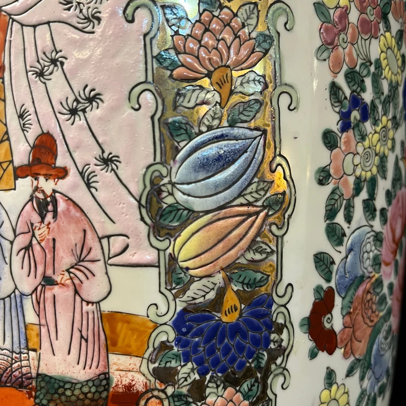 Large Chinese porcelain vase with a 'noble family' scene