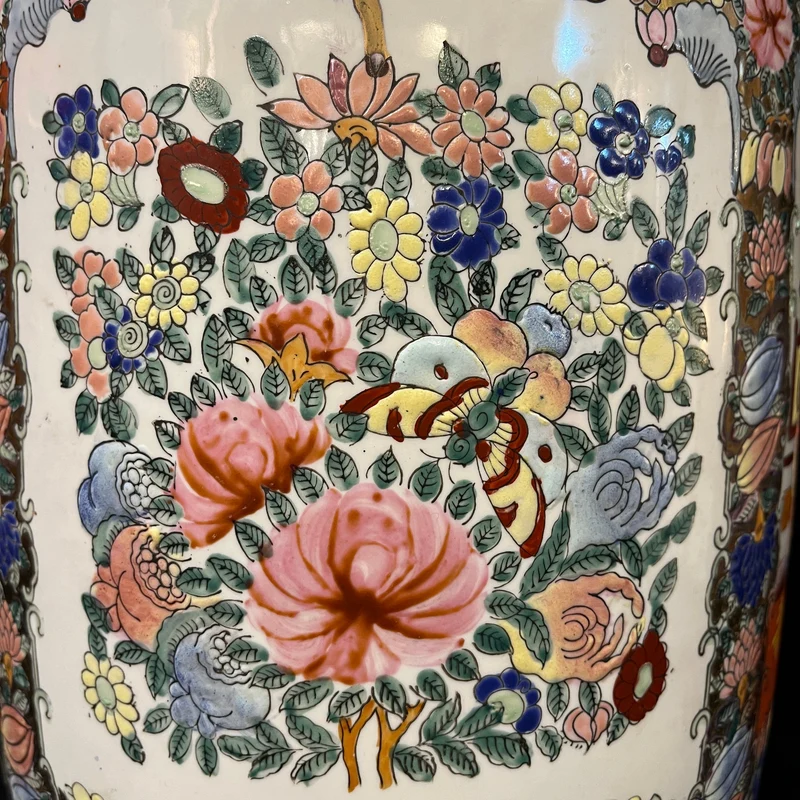 Large Chinese porcelain vase with a 'noble family' scene
