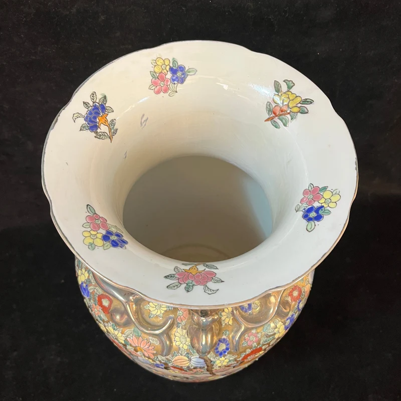 Large Chinese porcelain vase with a 'noble family' scene