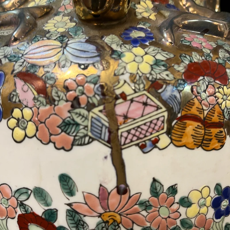 Large Chinese porcelain vase with a 'noble family' scene