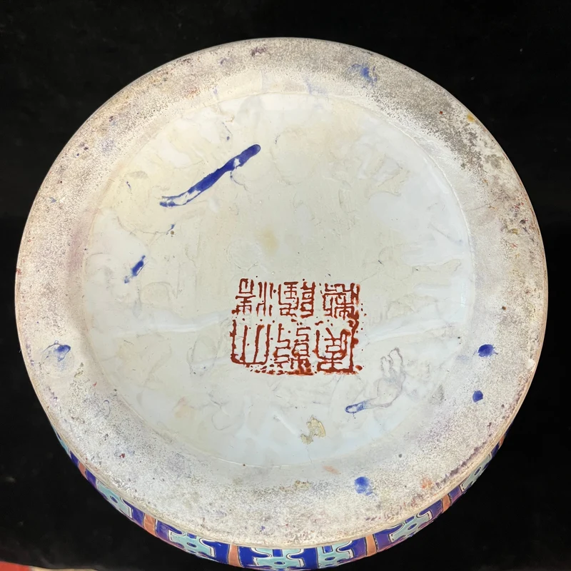 Large Chinese porcelain vase with a 'noble family' scene