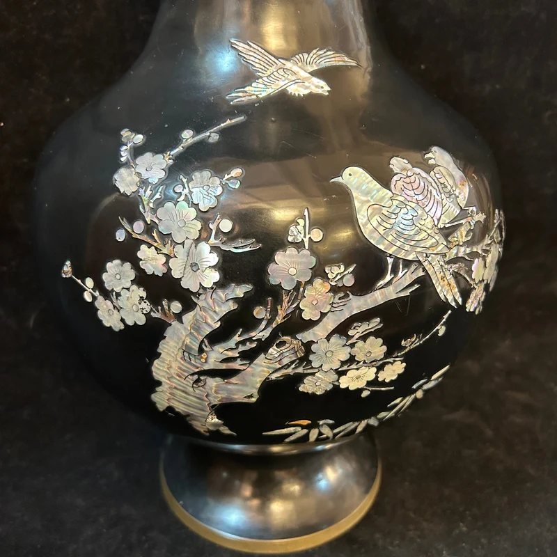 Contemporary Chinese vase in black enameled bronze with mother-of-pearl inlays