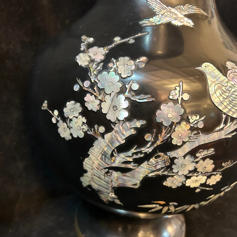 Contemporary Chinese vase in black enameled bronze with mother-of-pearl inlays