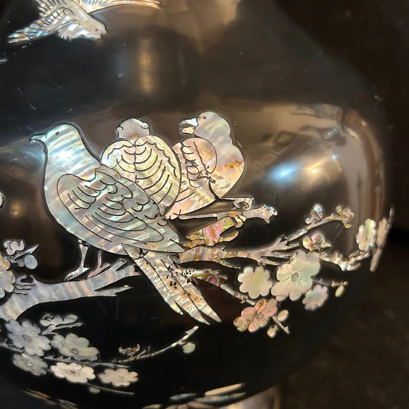 Contemporary Chinese vase in black enameled bronze with mother-of-pearl inlays
