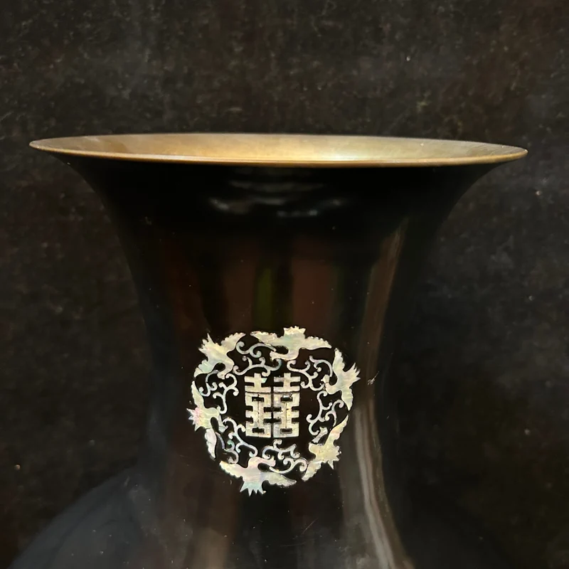 Contemporary Chinese vase in black enameled bronze with mother-of-pearl inlays
