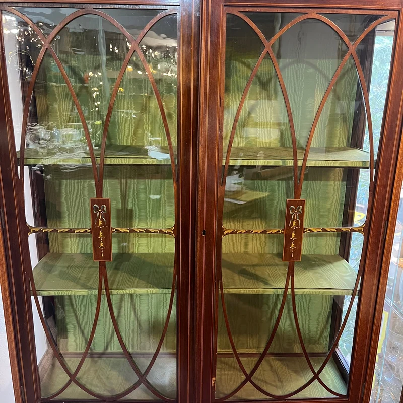 English Edwardian style display cabinet, mahogany marquetry and wood inlay on glass
