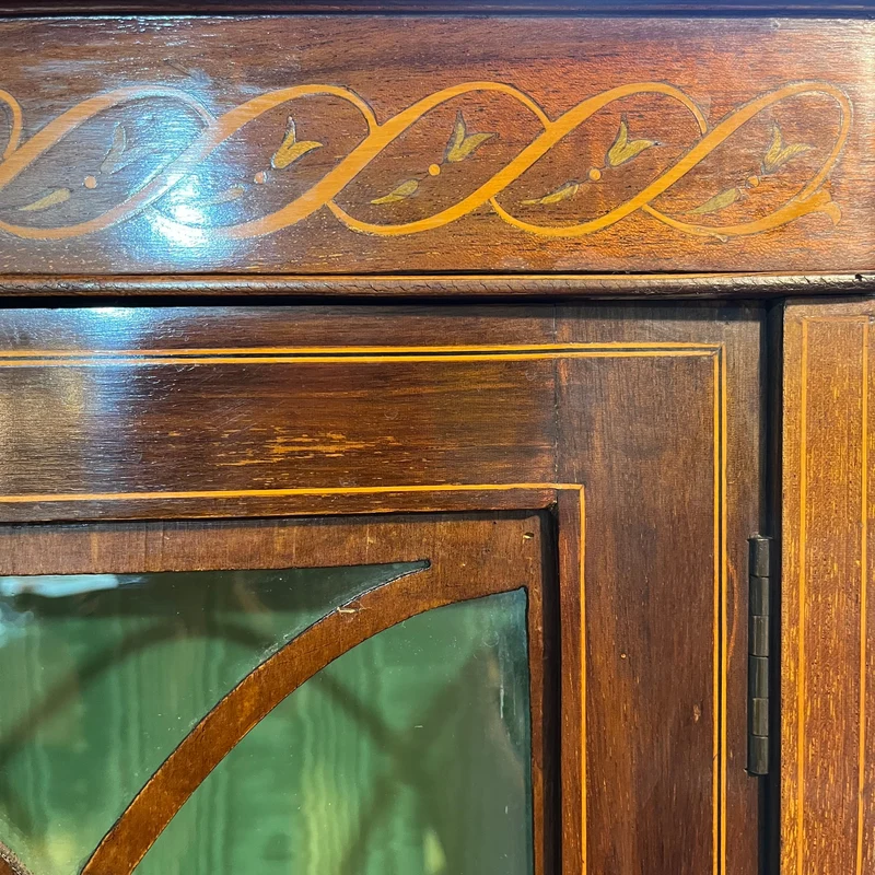 English Edwardian style display cabinet, mahogany marquetry and wood inlay on glass