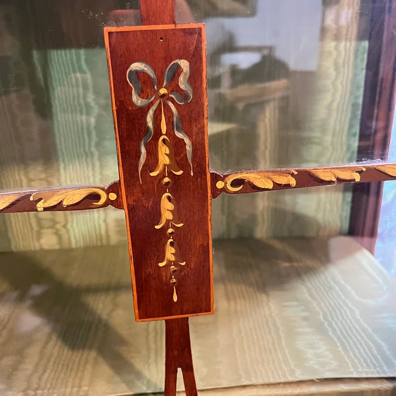 English Edwardian style display cabinet, mahogany marquetry and wood inlay on glass