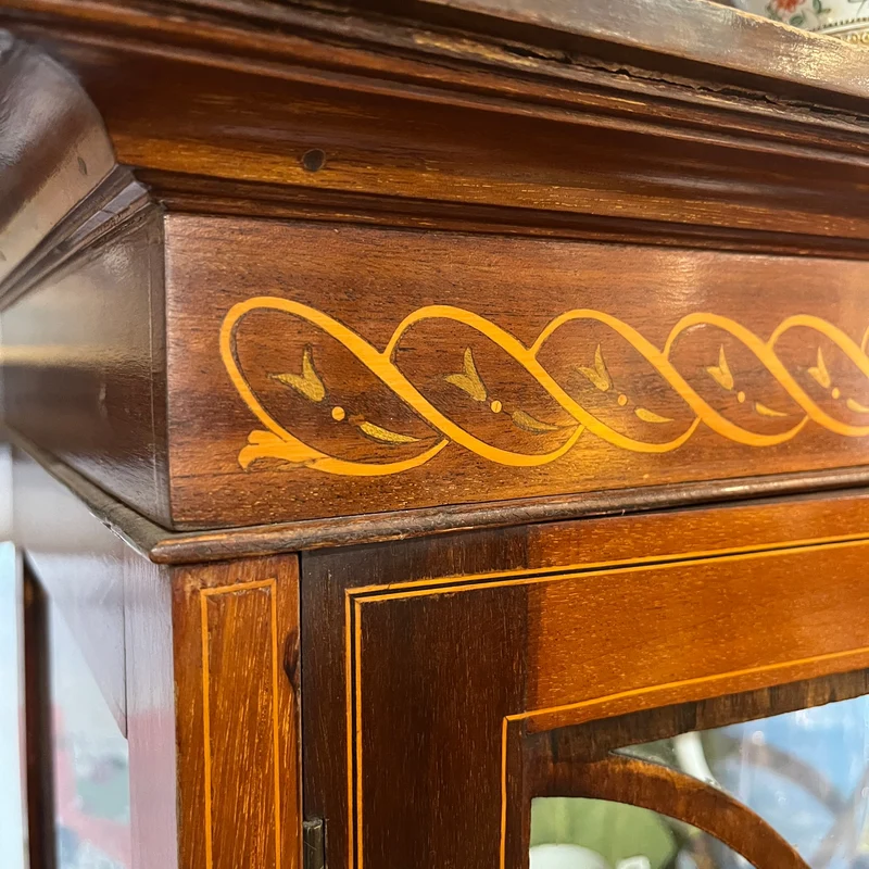 English Edwardian style display cabinet, mahogany marquetry and wood inlay on glass