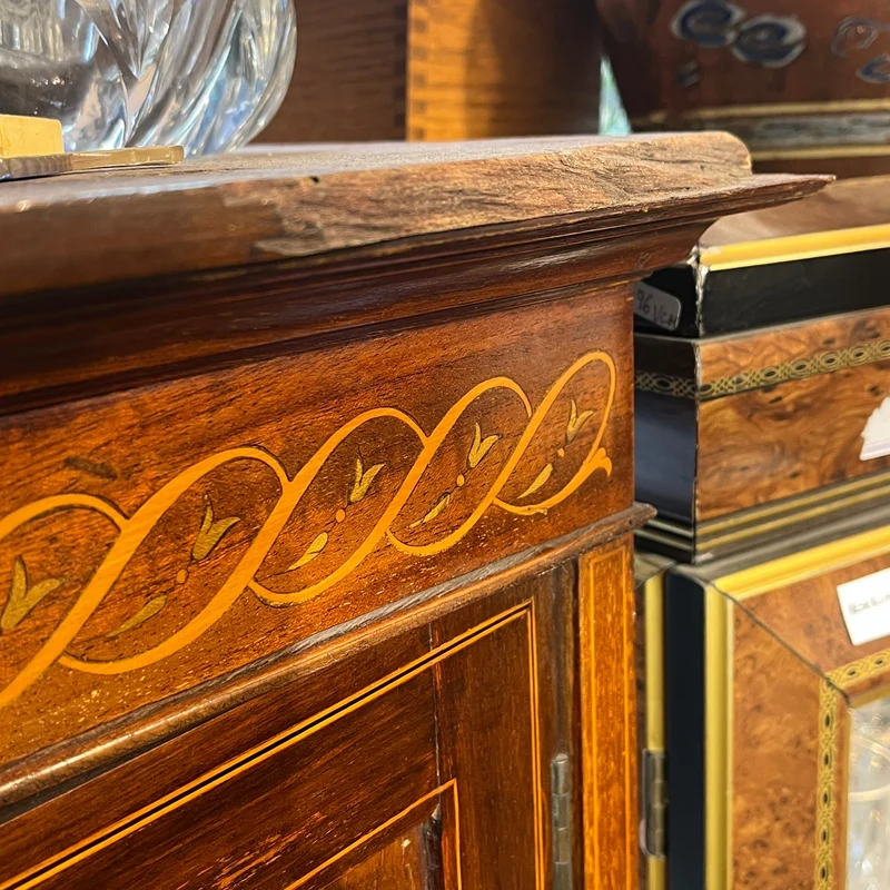 English Edwardian style display cabinet, mahogany marquetry and wood inlay on glass