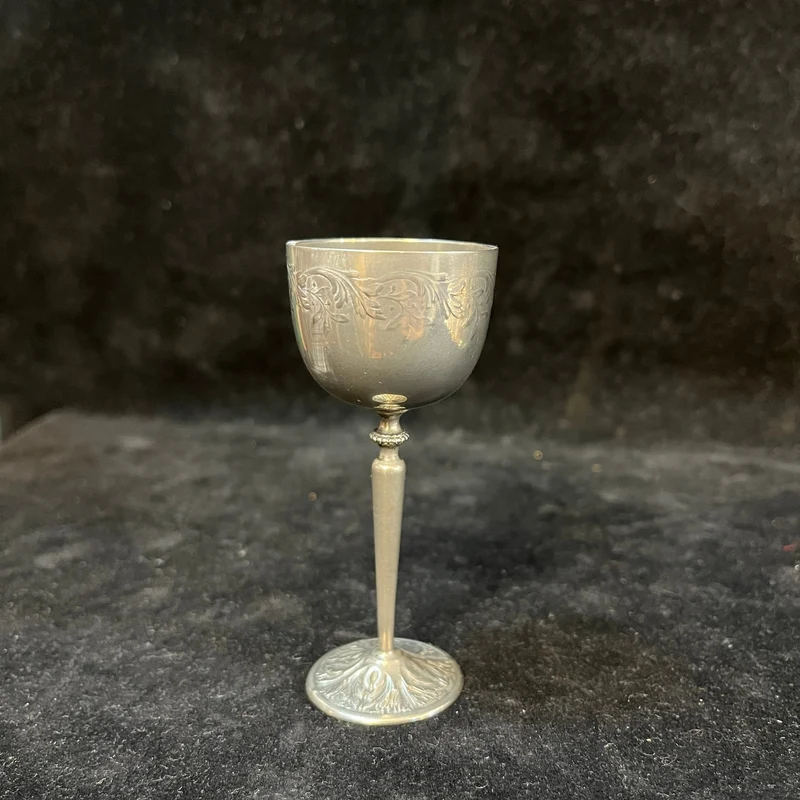 Set of 7 small glasses and tray, silver-plated with floral reliefs