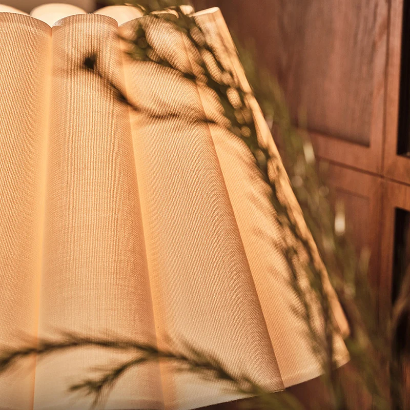 Traditional Vintage Fabric Flower Bouquet Shade Solid Wood 1-Light Table Lamp For Bedroom