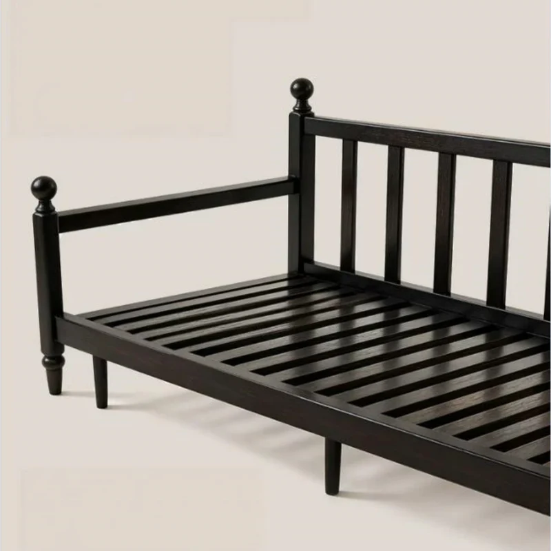 Sofá cama Gland con estructura de madera maciza de fresno y tapizado en tela de terciopelo estampada.