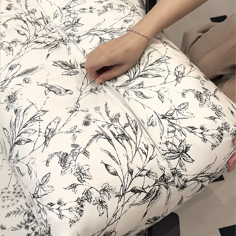 Sofá cama Gland con estructura de madera maciza de fresno y tapizado en tela de terciopelo estampada.