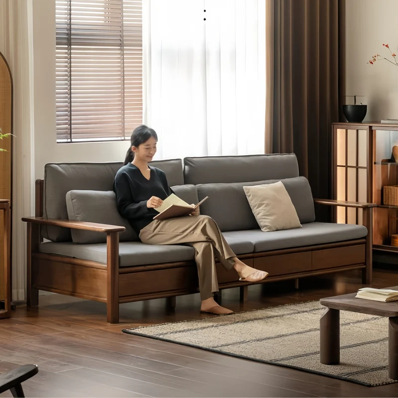 Sofá de madera maciza de roble con amplios reposabrazos, cajones de almacenamiento debajo y fundas extraíbles.