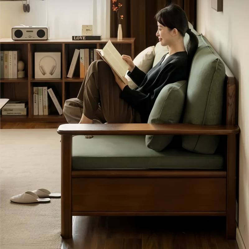 Sofá de madera maciza de roble con amplios reposabrazos, cajones de almacenamiento debajo y fundas extraíbles.