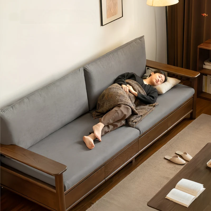 Sofá de madera maciza de roble con amplios reposabrazos, cajones de almacenamiento debajo y fundas extraíbles.