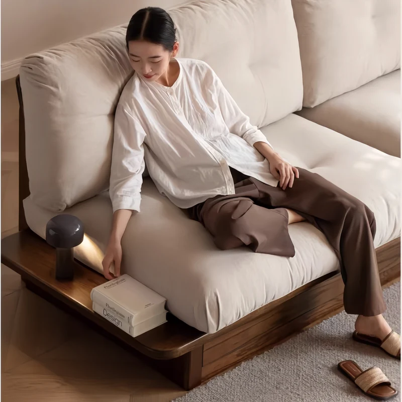 Sofá Japandi con estructura de madera maciza de roble y amplio espacio de almacenamiento debajo del asiento