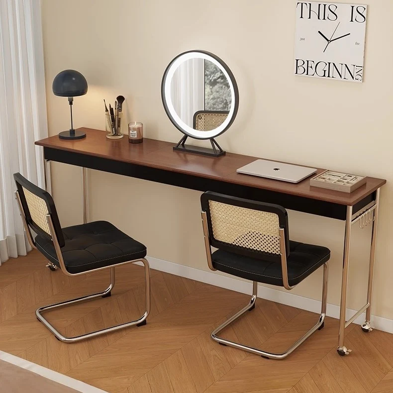 Mesa auxiliar para la cama con tablero inclinable y ruedas universales