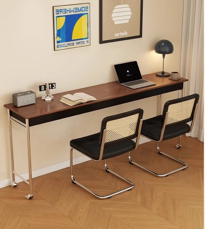 Mesa auxiliar para la cama con tablero inclinable y ruedas universales