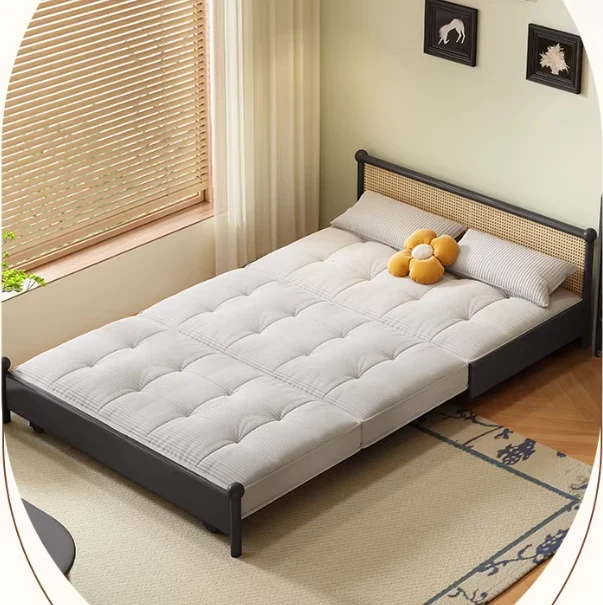 Sofá cama con estructura metálica y tapizado en pana, con espacio de almacenamiento debajo.