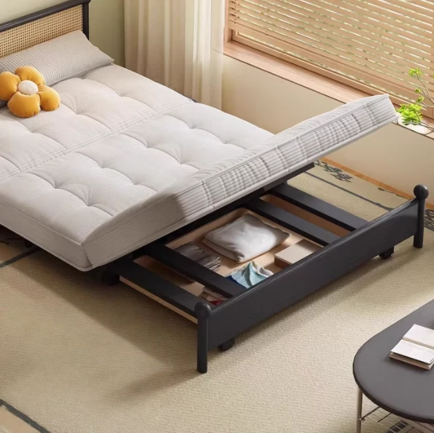 Sofá cama con estructura metálica y tapizado en pana, con espacio de almacenamiento debajo.