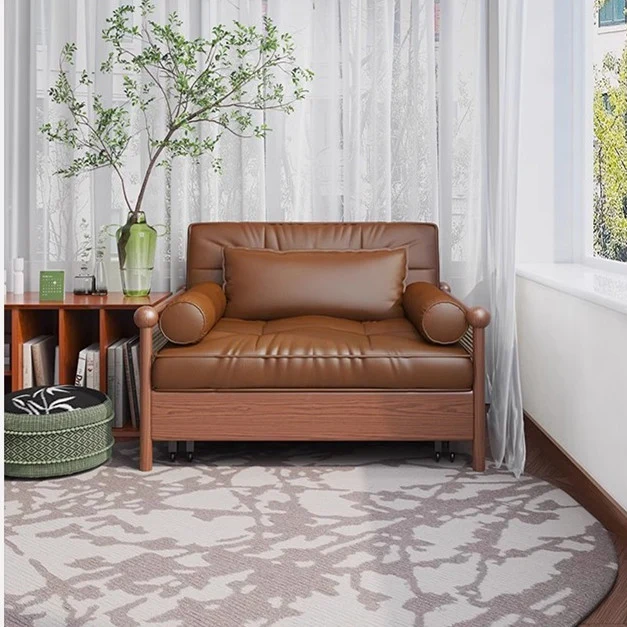 Sofá cama retro de cuero con reposabrazos de tejido de ratán y espacio de almacenamiento debajo.