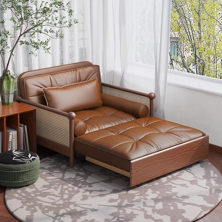 Sofá cama retro de cuero con reposabrazos de tejido de ratán y espacio de almacenamiento debajo.