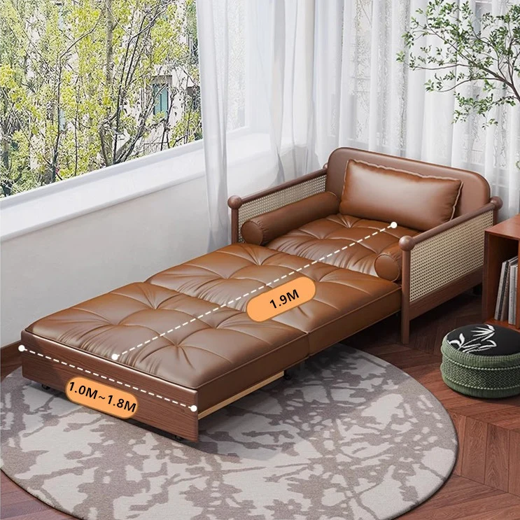 Sofá cama retro de cuero con reposabrazos de tejido de ratán y espacio de almacenamiento debajo.