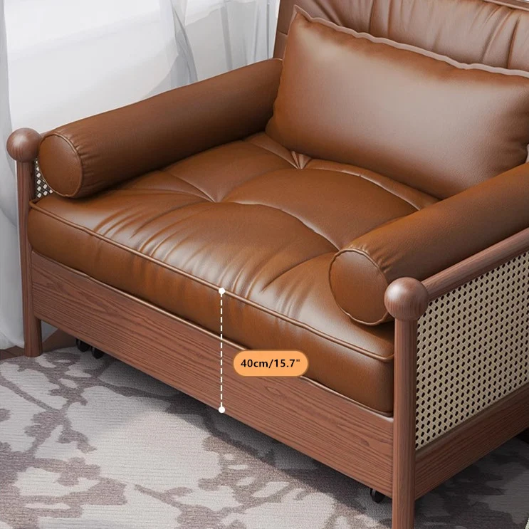 Sofá cama retro de cuero con reposabrazos de tejido de ratán y espacio de almacenamiento debajo.