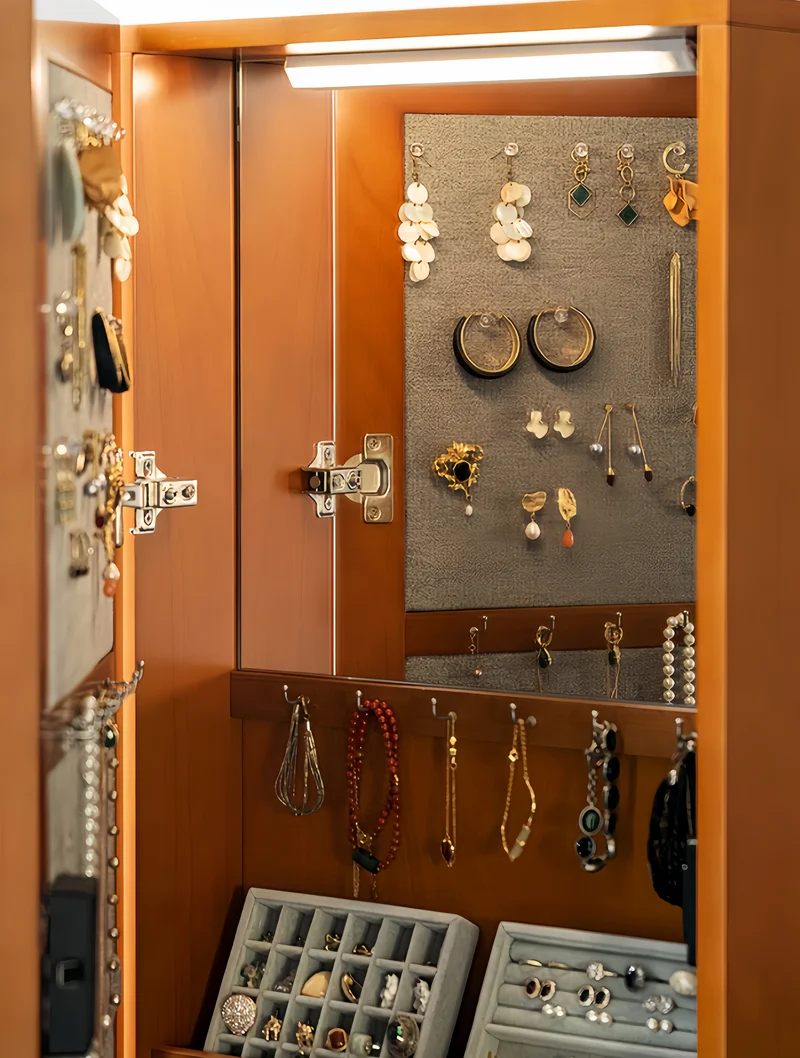 Organizador de joyas portátil con espejo de cuerpo entero y cerradura de huella dactilar.