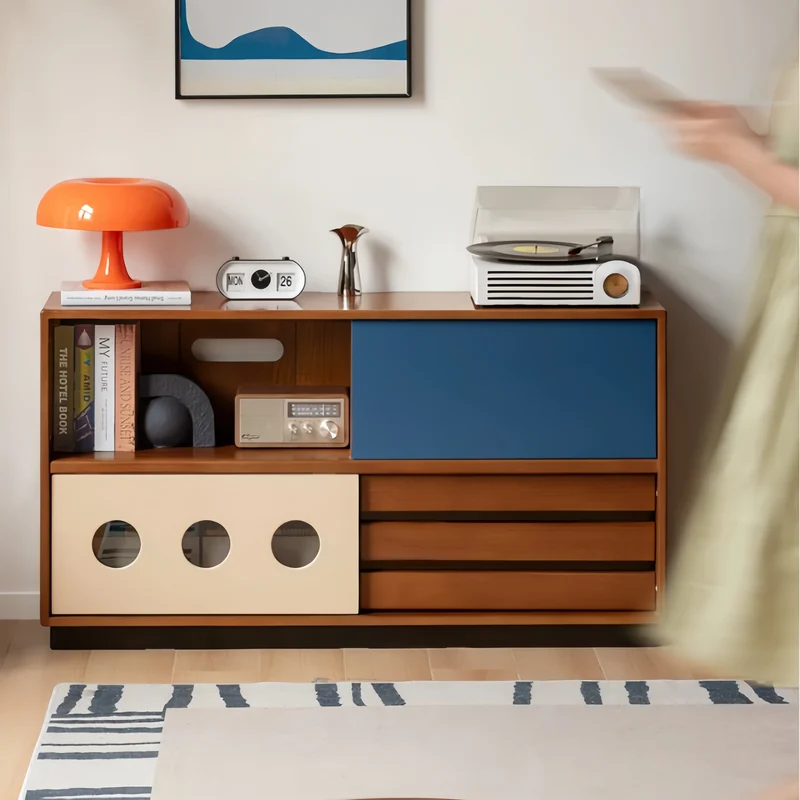 Mueble para equipos multimedia Japandi de madera maciza de boj con puerta corredera y cajones.