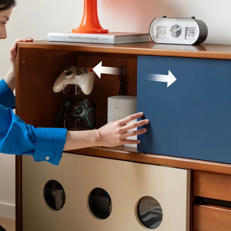 Mueble para equipos multimedia Japandi de madera maciza de boj con puerta corredera y cajones.