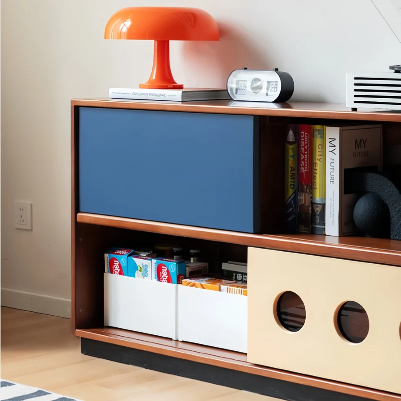 Mueble para equipos multimedia Japandi de madera maciza de boj con puerta corredera y cajones.