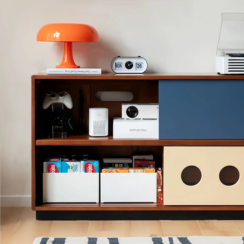 Mueble para equipos multimedia Japandi de madera maciza de boj con puerta corredera y cajones.