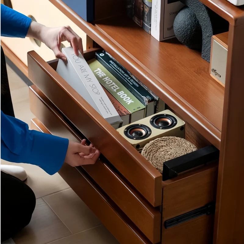 Mueble para equipos multimedia Japandi de madera maciza de boj con puerta corredera y cajones.