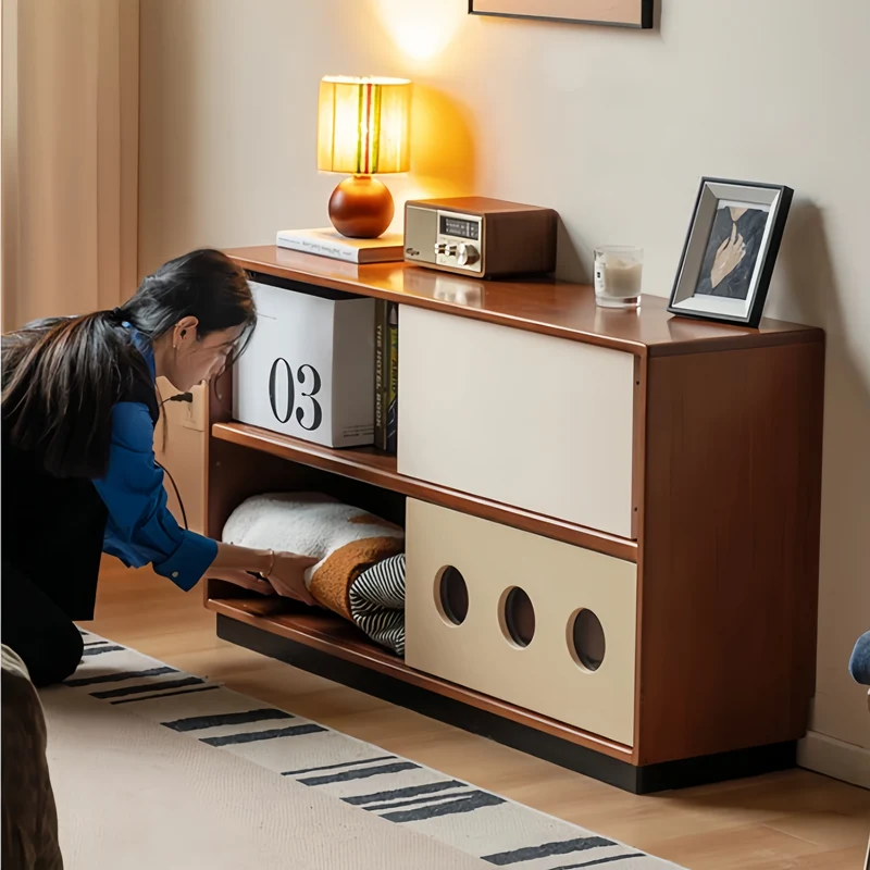 Mueble para equipos multimedia Japandi de madera maciza de boj con puerta corredera y cajones.