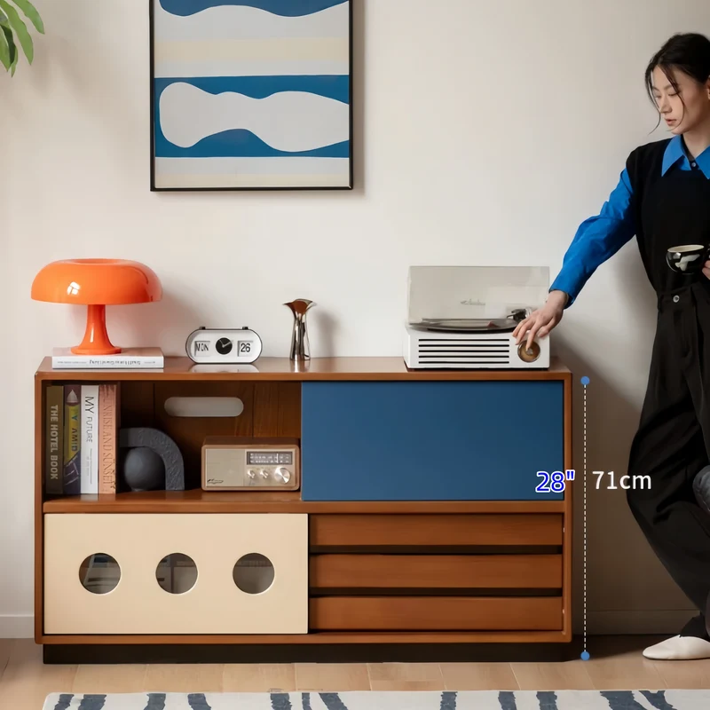 Mueble para equipos multimedia Japandi de madera maciza de boj con puerta corredera y cajones.
