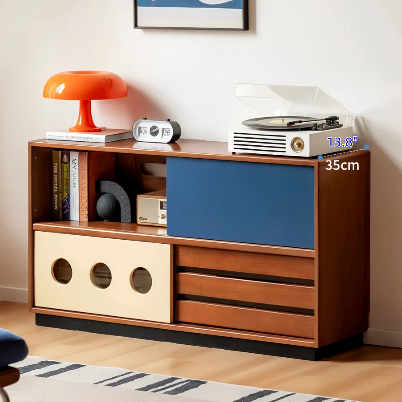 Mueble para equipos multimedia Japandi de madera maciza de boj con puerta corredera y cajones.